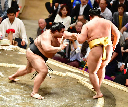 高安（左）は遠藤を突き出しで下す（撮影・小沢裕）
