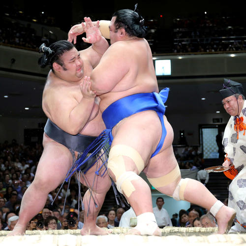琴奨菊の攻めに耐える貴景勝（撮影・河田真司）