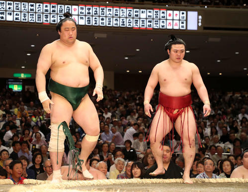 佐田の海（左）を足取りで破った炎鵬（撮影・鈴木正人）