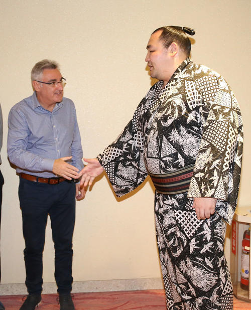 バスケットボール男子日本代表のラマス監督と握手を交わす鶴竜（撮影・河田真司）