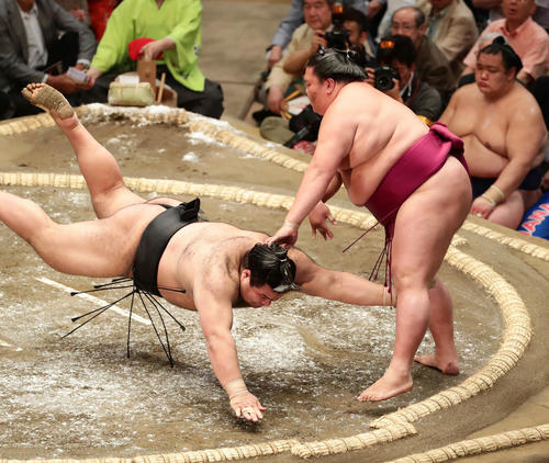 御嶽海にはたき込みで敗れた高安（左）（撮影・丹羽敏通）
