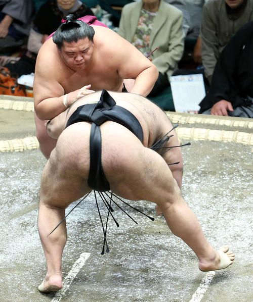 高安（手前）をはたき込みで破る御嶽海（撮影・河田真司）
