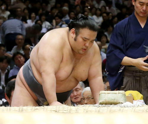 取組後、土俵を支えにして立つ貴景勝（撮影・河田真司）