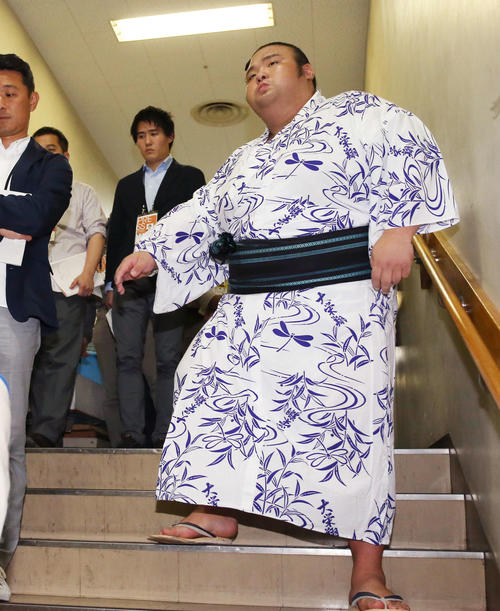 手すりを伝い階段を下りる貴景勝（撮影・河田真司）