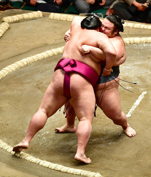 貴景勝（右）は寄り切りで御嶽海を下す（撮影・小沢裕）