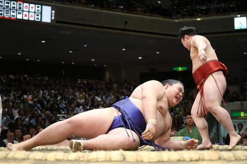 大翔鵬（左）を下手投げで破る炎鵬（撮影・河田真司）
