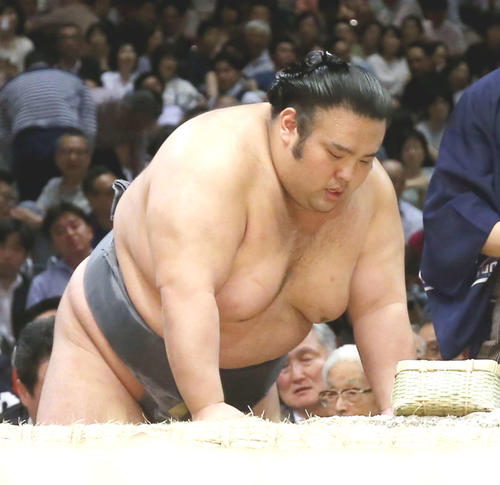 15日の取組後、土俵を支えにして立つ貴景勝（2019年5月15日）
