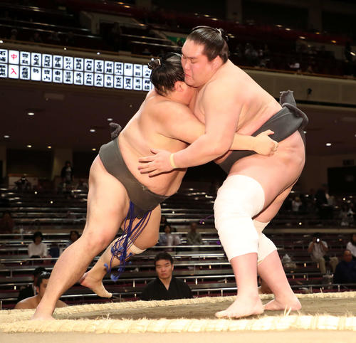 駒木龍（左）を寄り切りで破る照ノ富士（撮影・鈴木正人）