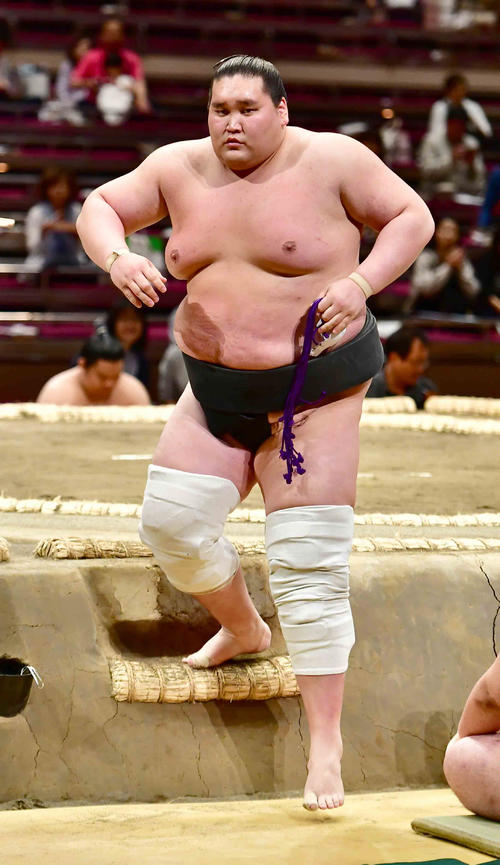 負けなしの3連勝を飾った照ノ富士はまっすぐ前を見据えながら土俵を下りる（撮影・小沢裕）
