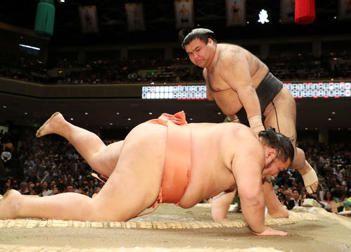千代大龍（手前）をはたき込みで破る高安（撮影・鈴木正人）