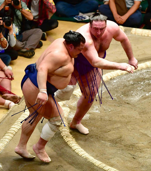 栃ノ心（右）は寄り切りで北勝富士を下す（撮影・小沢裕）