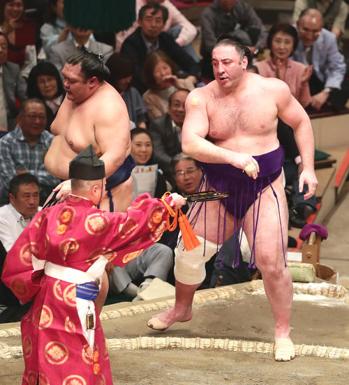 北勝富士を寄り切りで破って5連勝とした栃ノ心（右）（撮影・丹羽敏通）
