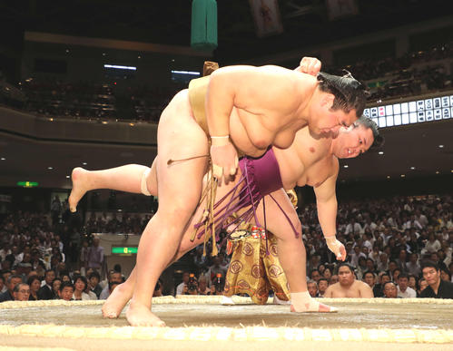 輝（手前）をすくい投げで破る朝乃山（撮影・鈴木正人）