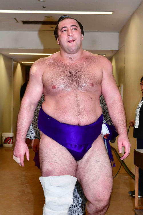 初日から無傷の7連勝を飾り花道を引き揚げる栃ノ心（撮影・小沢裕）