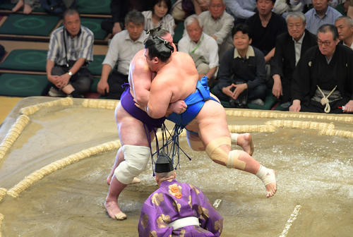 栃ノ心（左）は土俵際で耐えた後、琴奨菊をつり上げてそのまま寄り切る（撮影・加藤諒）