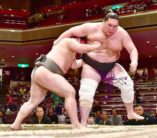照ノ富士（右）は押し出しで大翔成に敗れる（撮影・小沢裕）　