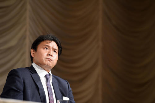 真剣な表情で記者からの質問を聞く元貴乃花親方の花田光司氏（撮影・横山健太）