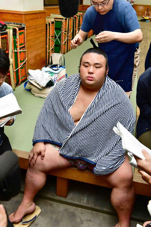 再出場の貴景勝は碧山に敗れ支度部屋で右膝に手をやりながら髪を整える（撮影・小沢裕）　