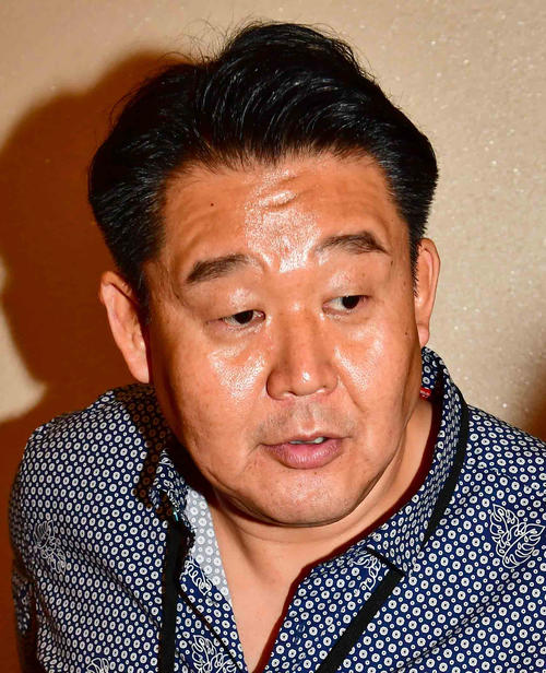 雑誌社の取材で国技館を訪れた元横綱若乃花の花田虎上氏（撮影・小沢裕）　
