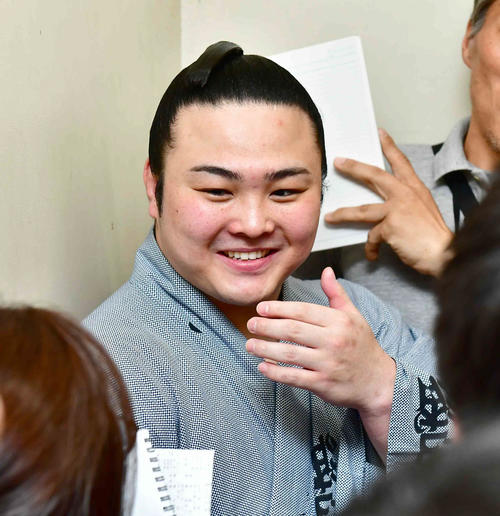 2敗をキープした炎鵬は報道陣に囲まれ笑顔を見せる（撮影・小沢裕）　