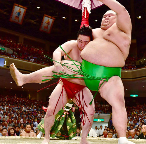 炎鵬（左）は足取りで千代丸を下す（撮影・小沢裕）　