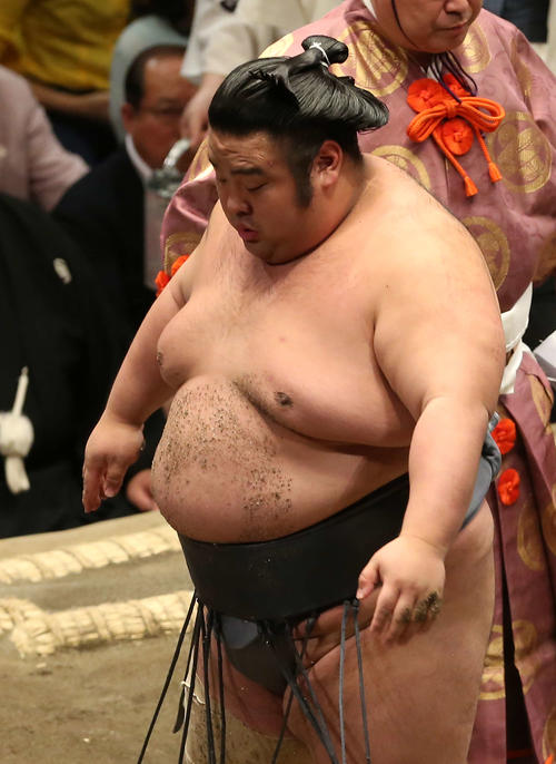 碧山に敗れ、がっくりと引き揚げる貴景勝（撮影・河野匠）