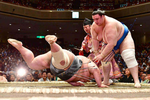 再出場の貴景勝は立ち合いで碧山（右）に変化され、そのままはたき込みで敗れる（撮影・小沢裕）　