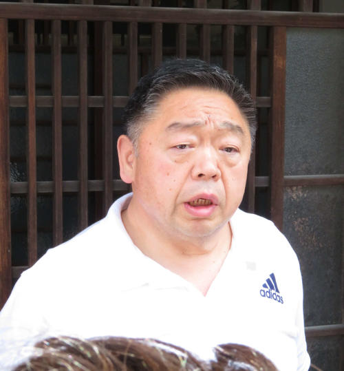 朝稽古後、報道陣の取材に応じる千賀ノ浦親方