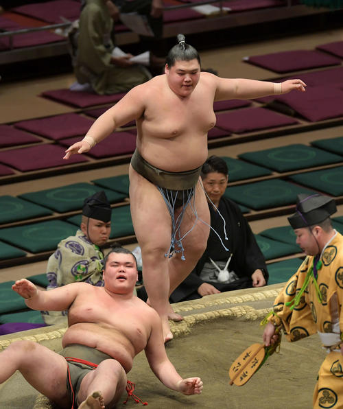 納谷（右）ははたき込みで塚原を下す（撮影・加藤諒）