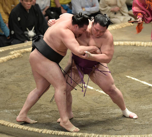 朝乃山(右)は寄り倒しで竜電を下す(撮影・加藤諒)
