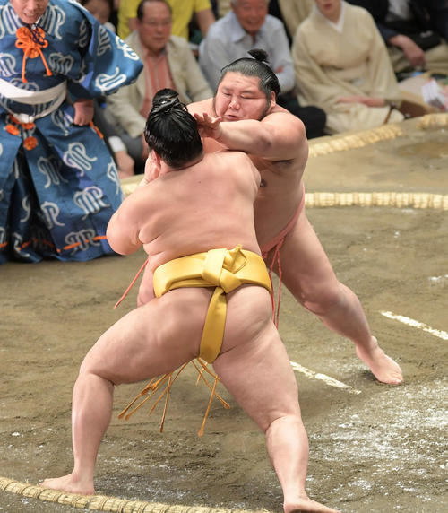 千代大龍(奥)は突き出しで遠藤を下す(撮影・加藤諒)