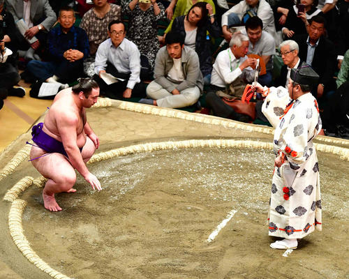 貴景勝の再休場で不戦勝の勝ち名乗りを受ける栃ノ心(撮影・小沢裕)