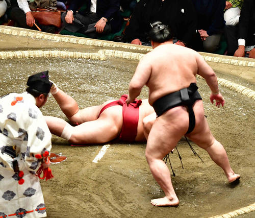 豪栄道（右）は引き落としで阿炎を下す（撮影・小沢裕）