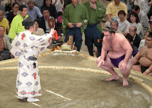 高景勝の休場により不戦勝で勝ち名乗りを受ける栃ノ心（右）（撮影・加藤諒）