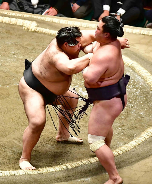 高安（左）は妙義龍を寄り切りで下す（撮影・小沢裕）