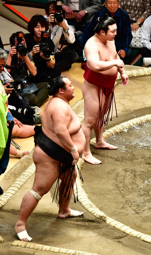 炎鵬は豊ノ島（左）をはたき込みで下す（撮影・小沢裕）