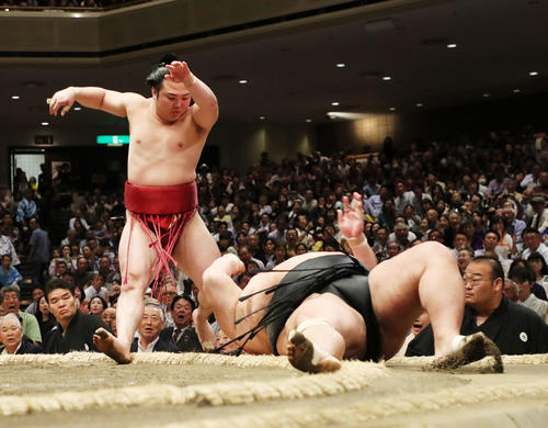豊ノ島（右）をはたき込みで破る炎鵬（撮影・鈴木正人）