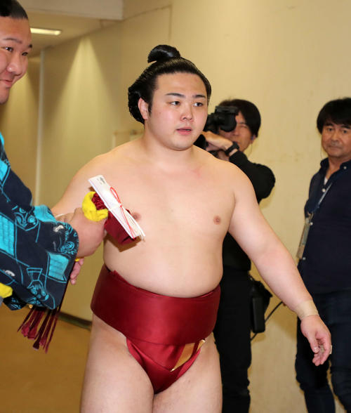 支度部屋に引き揚げる炎鵬（撮影・鈴木正人）