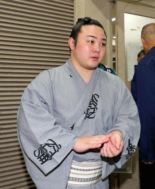 支度部屋を引き揚げる炎鵬（撮影・鈴木正人）