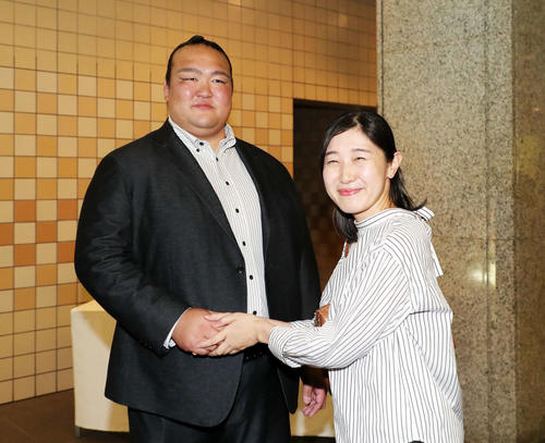 握手会イベントを行う荒磯親方（撮影・鈴木正人）