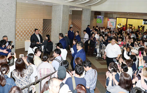 握手会イベントを行う荒磯親方（撮影・鈴木正人）