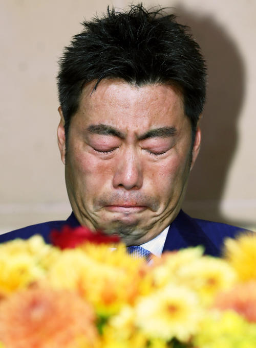 引退会見で涙する巨人上原（撮影・浅見桂子）