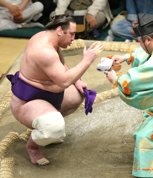 御嶽海を破り懸賞金を受け取る栃ノ心（撮影・河田真司）