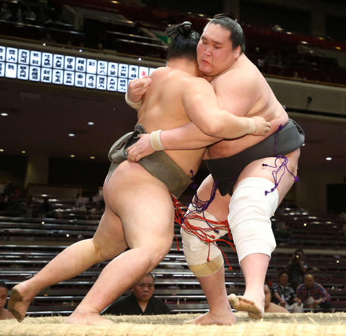 朝大門（左）を攻める照ノ富士（撮影・河田真司）