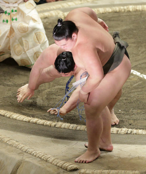 貴ノ富士（左）に寄り切りで敗れた納谷（撮影・中島郁夫）