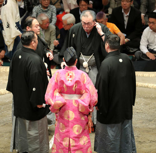 朝乃山と佐田の海の一番に物言いが付き、集まる審判の親方たち（撮影・鈴木正人）