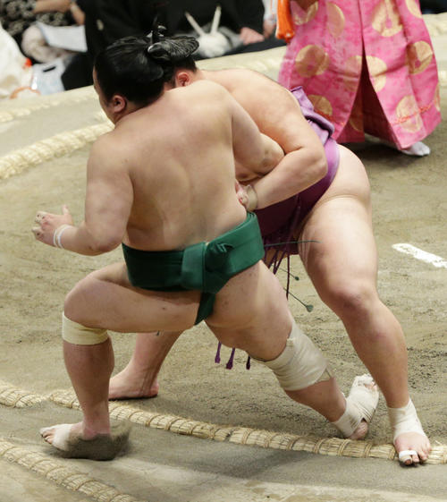 佐田の海（左）を寄り切りで下す朝乃山（撮影・中島郁夫）