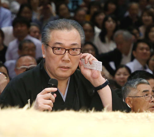 佐田の海と朝乃山の取組に物言いが付き、協議結果をアナウンスする阿武松審判長（撮影・河田真司）