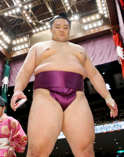 佐田の海を破り、懸賞金を手に土俵から引き揚げる朝乃山（撮影・河田真司）