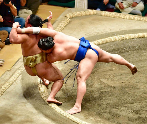 若隆景（右）は寄り倒しで石浦を下す（撮影・小沢裕）